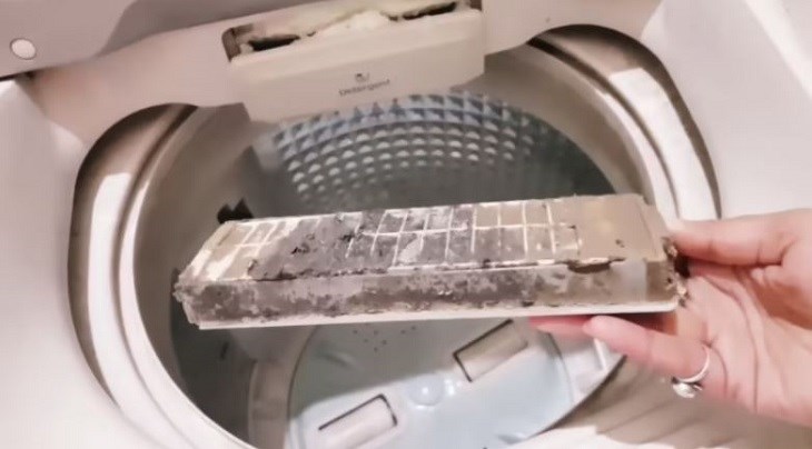 Lưới lọc máy giặt là bộ phận thường xuyên bám đầy cặn bẩn, cần được vệ sinh định kỳ để đảm bảo hiệu suất hoạt động của thiết bị
