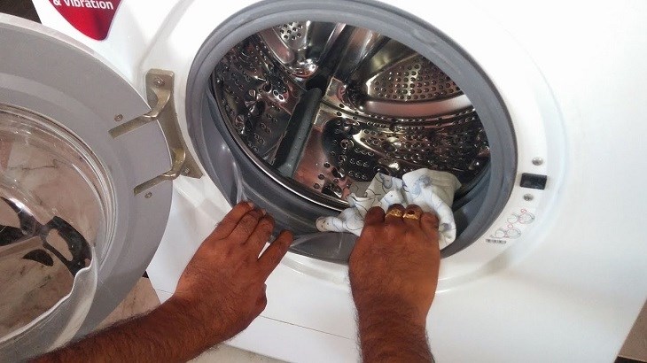 Vệ sinh gioăng và cửa máy giặt thật sạch để tránh đọng nước gây ẩm ướt và bám bẩn