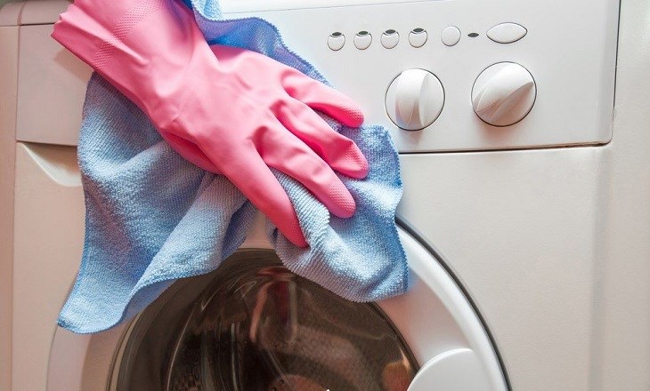 Vệ sinh vỏ mặt ngoài của máy giặt để làm sạch bụi bẩn, tránh tình trạng hao mòn do tác động của ngoại lực