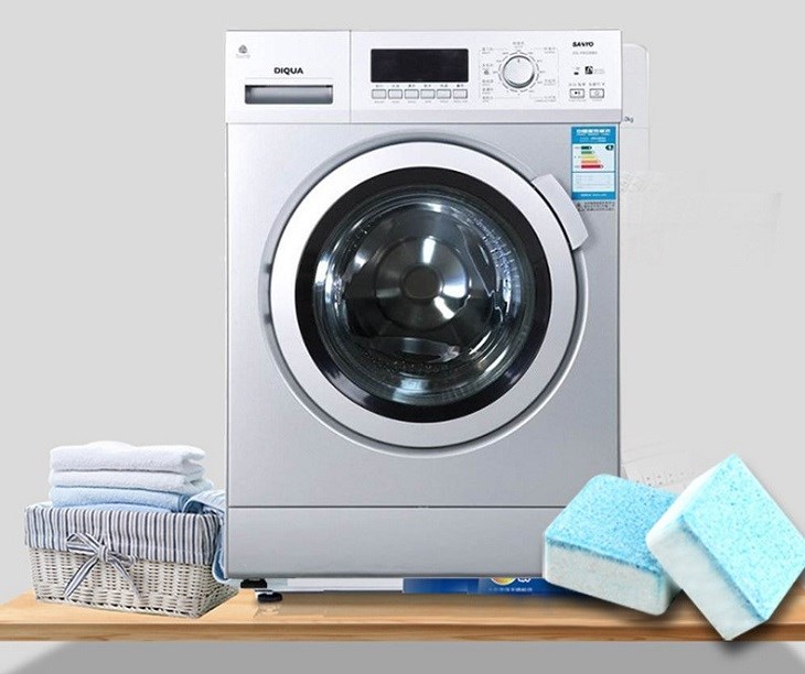 Bạn có thể chuẩn bị viên tẩy vệ sinh máy giặt chuyên dụng để tăng hiệu quả làm sạch thiết bị