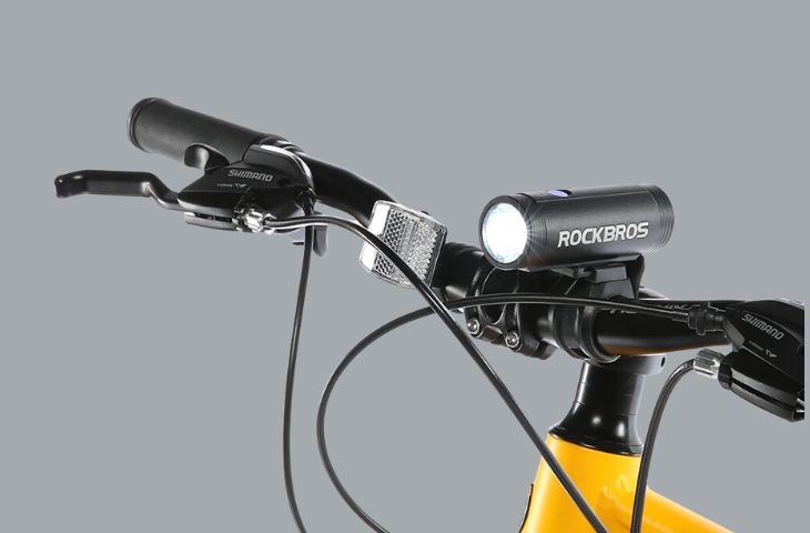 Đèn trước xe đạp RockBros R1-400 Đen có khối lượng nhẹ chỉ 500g, giúp người dùng mang theo trong các hành trình