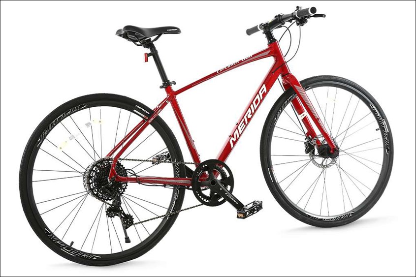 Xe đạp đường phố Touring Merida Explorer 600 29 inch được trang bị bánh xe 29 inch cùng lôp gai bản lớn giúp tăng ma sát với mặt đường