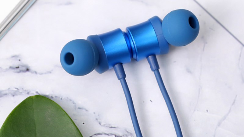 Earbuds sẽ là loại tai nghe có phần củ loa bám ở vành tai 