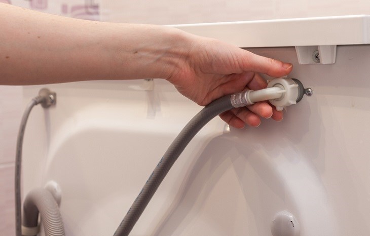 kiểm tra ống xả nước máy giặt tránh rò rỉ