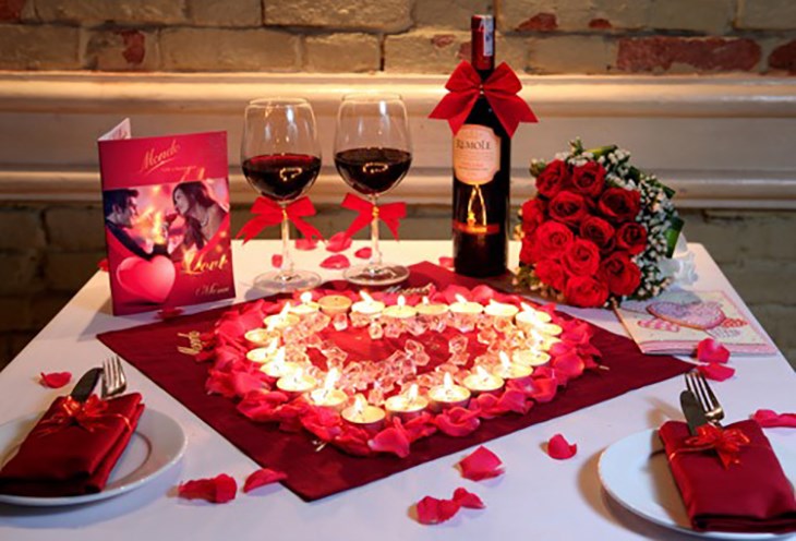 A romantic dinner helps pregnant women feel more in love with life and happier