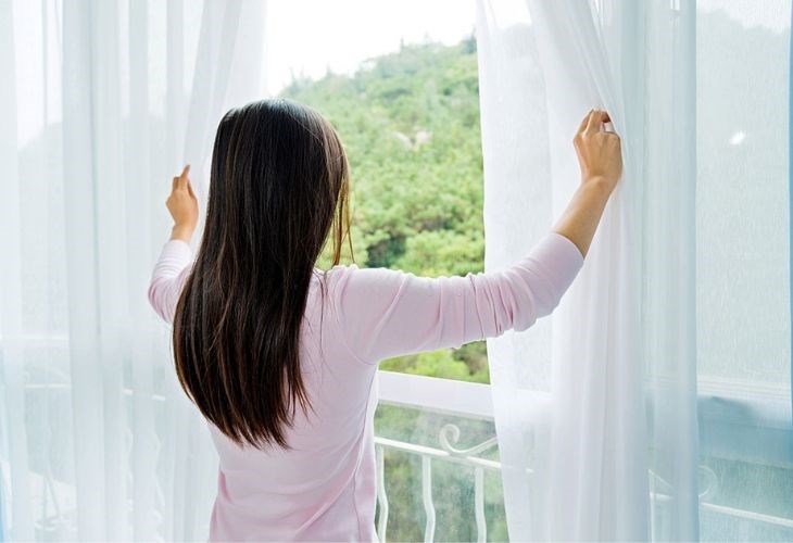Bằng cách mở cửa sổ, không khí bên ngoài sẽ lưu thông qua nhà và giúp dẫn độ ẩm ra ngoài