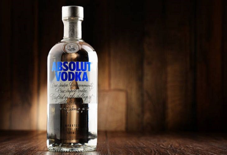 Sử dụng rượu Vodka trộn với nước theo tỷ lệ 50:50 để khử mùi hôi do ẩm mốc gây nên