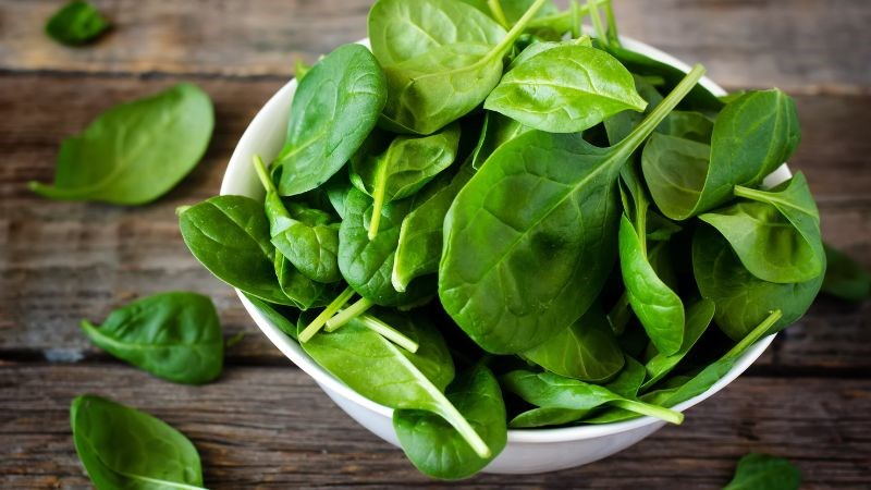 Rau chân vịt là loại rau rất dễ ăn và hỗ trợ bổ sung thêm biotin cho cơ thể