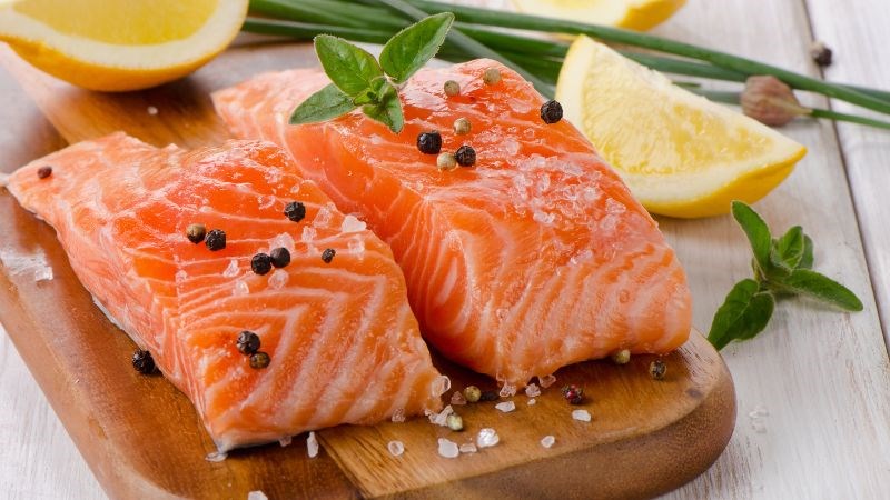 Cá hồi ngoài chứa biotin còn chứa các axit béo lành mạnh cho sức khỏe