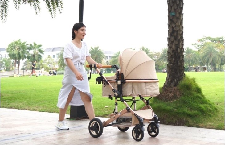 Xe đẩy cho bé 2 chiều sơ sinh đến 3 tuổi HAKAWA HK-B02 Kaki giúp mẹ dễ dàng quan sát bé