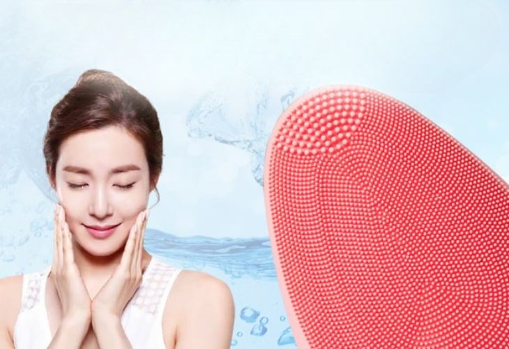 Emmié So Sweet facial cleanser and massage combined with massage mode helps Leo individuals relax after a working day