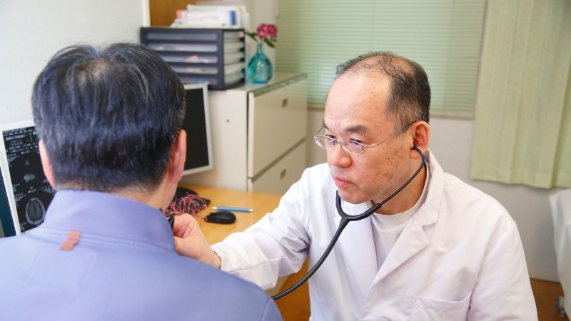 Bạn nên thăm khám và tham khảo ý kiến của bác sĩ trước khi dùng thuốc
