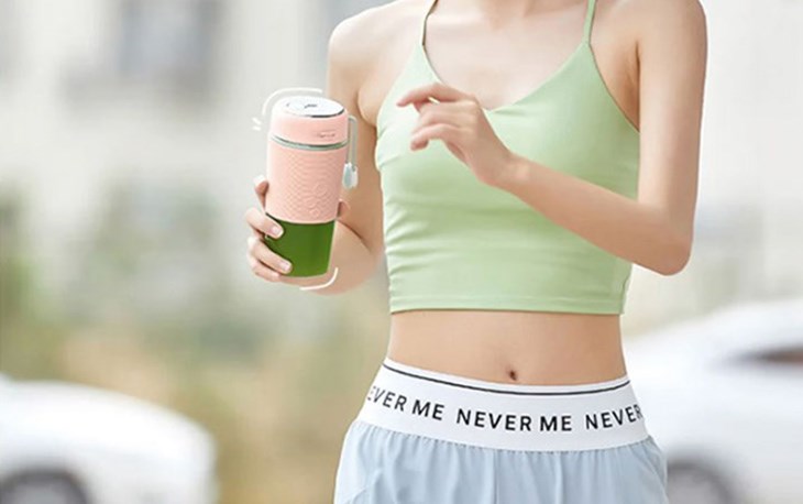 Máy xay sinh tố mini Bear LLJ-B03C1 có kiểu dáng nhỏ gọn, dễ dàng mang theo khi tập thể thao