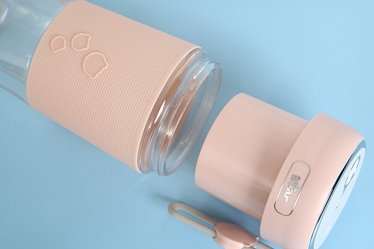 Máy xay sinh tố mini Bear LLJ-B03C1 chỉ có dung tích 0.3 lít, không phù hợp để xay nhiều thực phẩm cùng một lúc