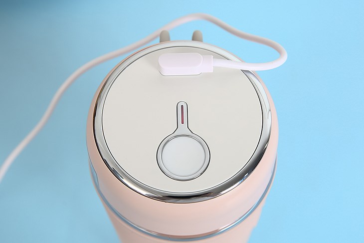 Máy xay sinh tố mini Bear LLJ-B03C1 thích hợp để dùng riêng cho mỗi cá nhân