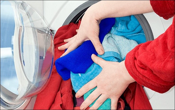 Cho quần áo quá nhiều vào lồng giặt khiến cho máy giặt không thể quay và hoạt động ổn dịnh