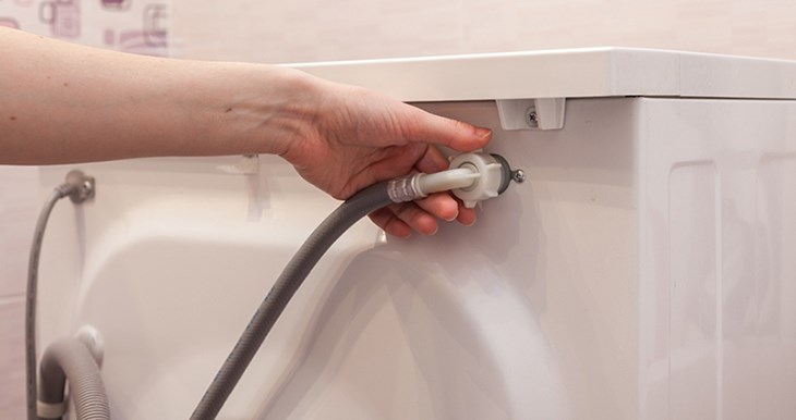 Van cấp nước và ống dẫn nước bị đóng cặn cũng làm ảnh hưởng đến việc xả nước và khả năng quay của máy giặt