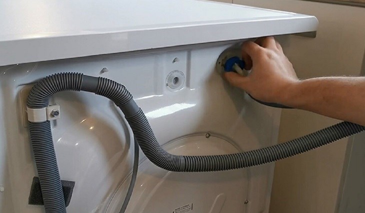 Kiểm tra nguồn cấp nước bao gồm cả van và ống dẫn nước để khắc phục lỗi máy giặt không quay