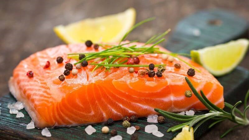 Bạn có thể ăn cá hồi để bổ sung vitamin B5