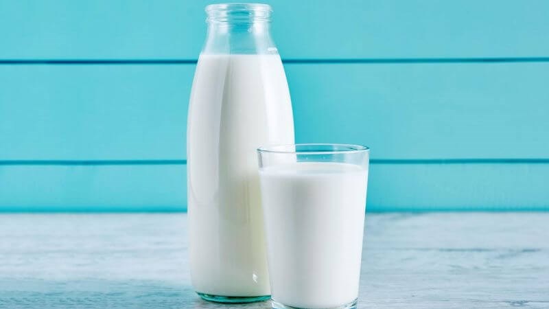 Bạn có thể uống sữa để bổ sung vitamin B5 hàng ngày