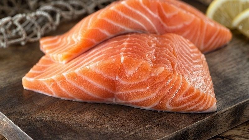 Cá hồi, đặc biệt là cá hồi tự nhiên, là nguồn cung cấp vitamin B3 dồi dào