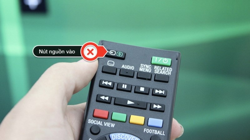 Bấm vào biểu tượng có hình mũi tên trên remote để thiết lập nguồn vào