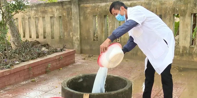 Khử trùng nước bằng Cloramin B là phương pháp đơn giản mà hiệu quả được nhiều người áp dụng