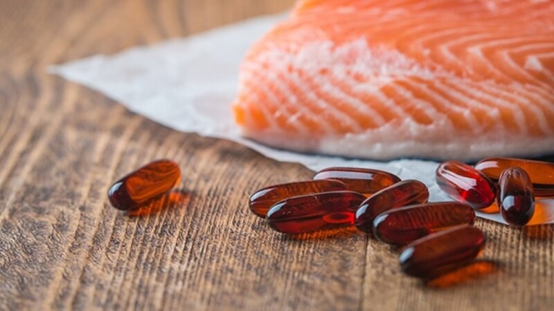 Astaxanthin là sắc tố nhóm carotenoid có màu ánh đỏ hồng