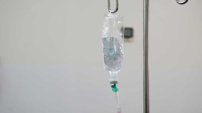 Truyền tĩnh mạch dung dịch nước muối sinh lý nhằm điều chỉnh nồng độ canxi trong máu
