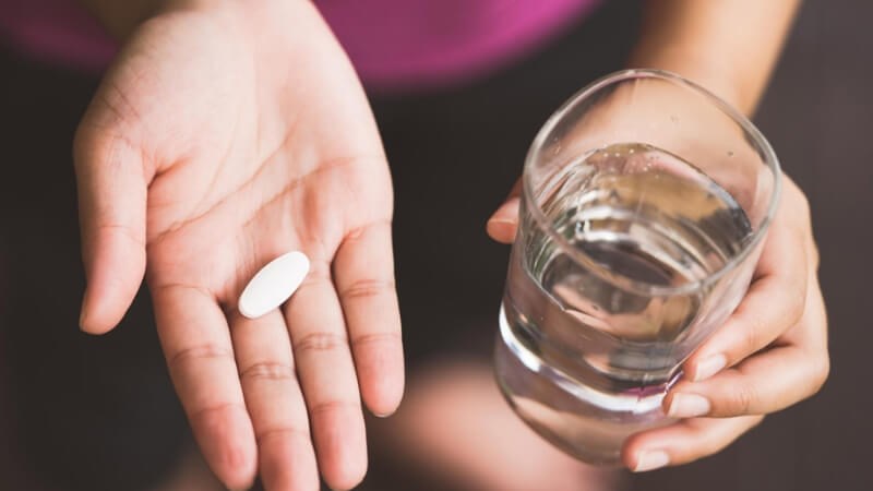 Nên uống lysine cùng với nước khi bụng đói