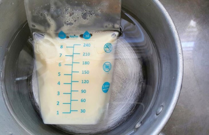 Bạn có thể cho sữa vào tô nước đá lạnh để rã đông sữa an toàn
