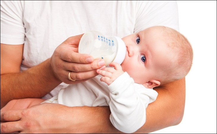 Nếu sữa được sử dụng ngay trong vòng 1 vài giờ thì bạn có thể sử dụng bình hoặc chai sạch để đựng sữa cho bé uống 