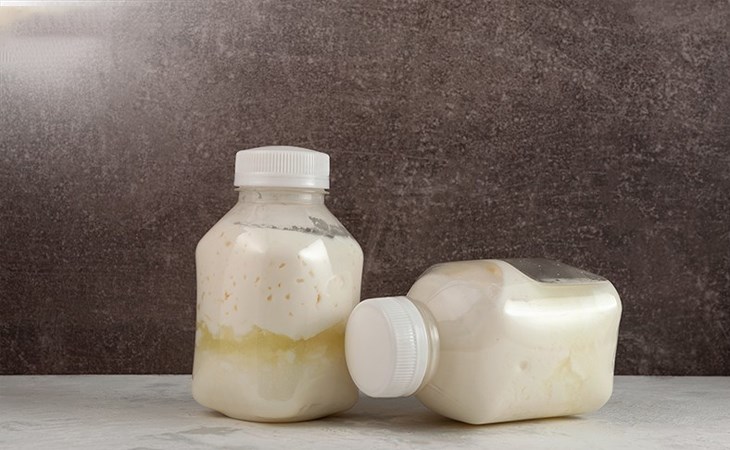 Bạn không nên rã đông sữa sau khi lấy từ ngăn đá ra ở nhiệt độ phòng vì có thể làm hỏng sữa, gây nguy hiểm cho bé