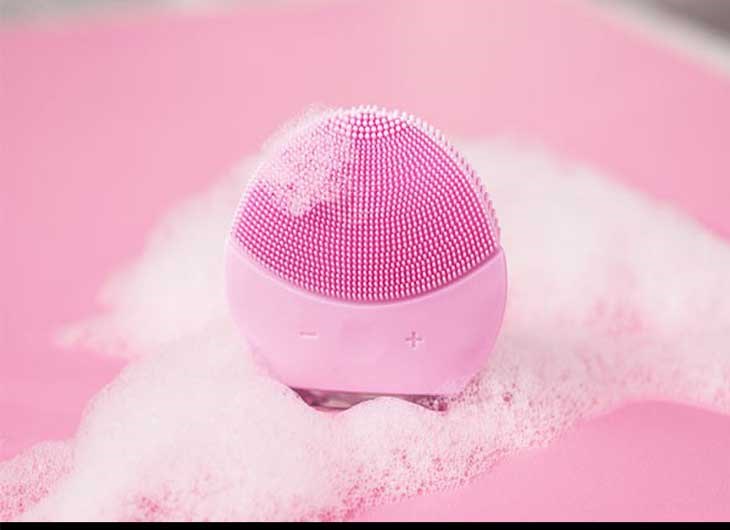Máy rửa mặt và massage dành cho da nhạy cảm Halio Baby Pink cần được vệ sinh đều đặn sau mỗi lần sử dụng
