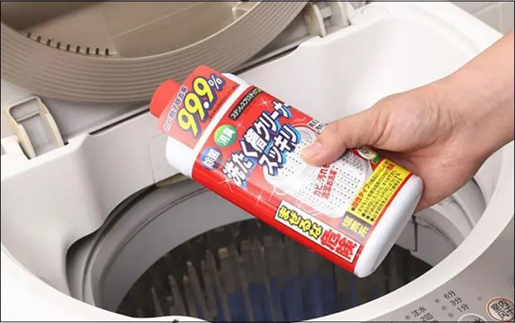 Nước vệ sinh máy giặt là dung dịch vệ sinh có chứa Clo cho khả năng loại bỏ cặn bẩn, vi khuẩn và mùi hôi vượt trội