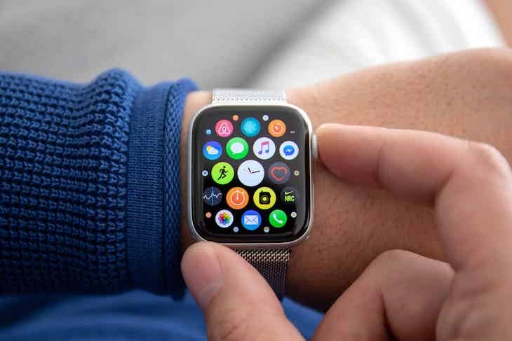 Bạn nhấn giữ Digital Crown trong 5 giây để reset loại Apple Watch 