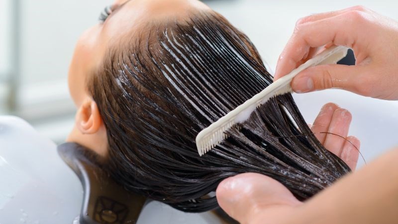 Điều trị tóc bằng keratin tại salon giúp giảm xoăn cứng và giúp tóc bóng mượt