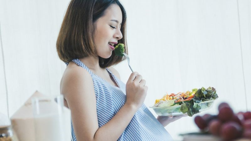 Mẹ bầu nên kết hợp bổ sung chất xơ, uống nhiều nước và tránh lạm dụng sorbitol