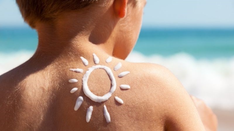 Hạn chế tắm nắng cho trẻ vào những ngày quá nóng và oi bức