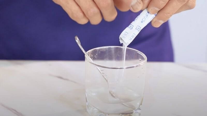 Chỉ nên pha men vi sinh với sữa hoặc nước đun sôi để nguội