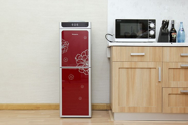 Cây nước nóng lạnh Kangaroo KG40N 600W có thiết kế nhỏ gọn và nổi bật với gam màu đỏ