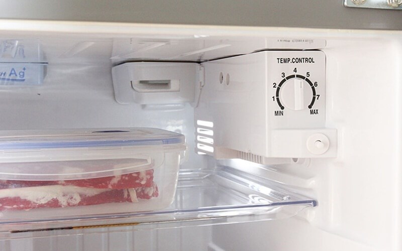 Vào mùa đông, bạn có thể điều chỉnh mức nhiệt của tủ xuống để tiết kiệm điện hơn