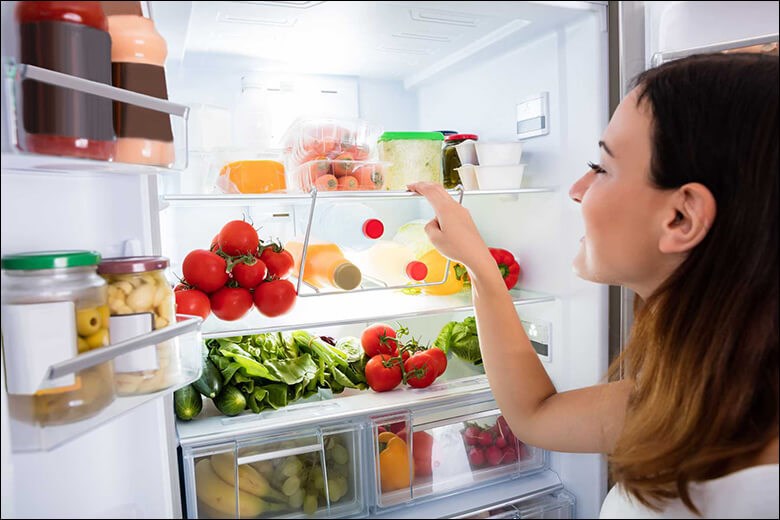Dự trữ vừa đủ số thực phẩm trong tủ giúp thực phẩm được bảo quản lâu dài và giúp tủ tiết kiệm điện hơn
