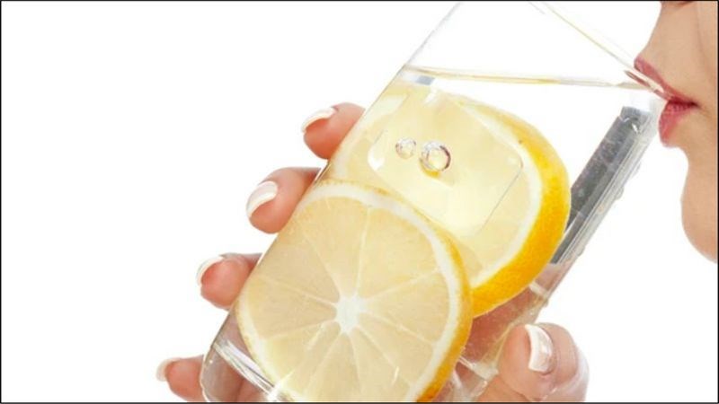 Uống nước chanh là một cách bổ sung nước hiệu quả