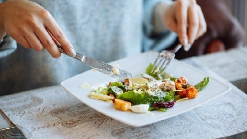 Ăn chậm, nhai kỹ có thể giúp giảm tình trạng trào ngược dạ dày thực quản