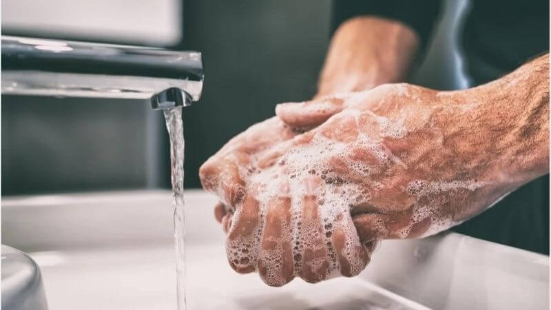Bạn nên thường xuyên rửa tay với xà phòng diệt khuẩn để ngăn ngừa bệnh