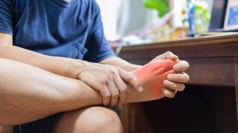 Tổn thương dây thần kinh dẫn đến đau nhức tê hoặc mất cảm giác ở bàn chân hay cẳng chân