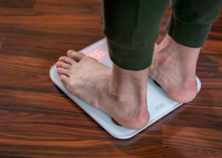 Bạn cần đứng chính giữa cân và không để thừa gót chân ra bên ngoài