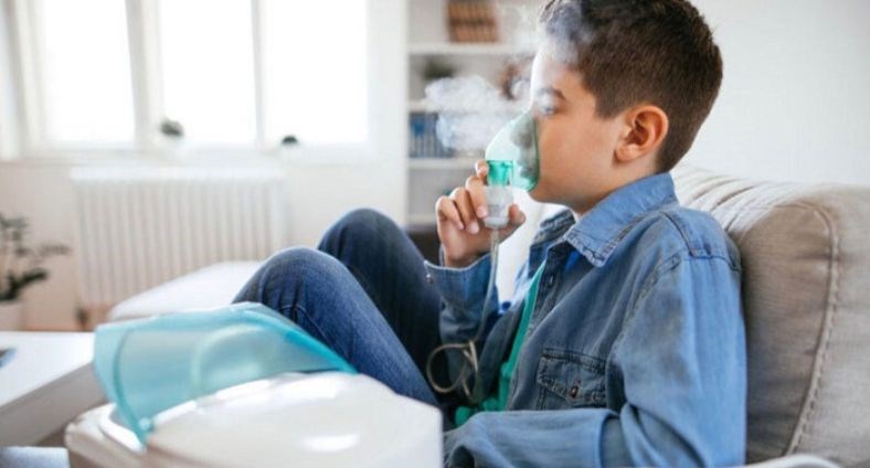 Phụ huynh nên cho bé dùng máy xông khí dung trong môi trường yên tĩnh để bé có thể tập trung và hít thở đều