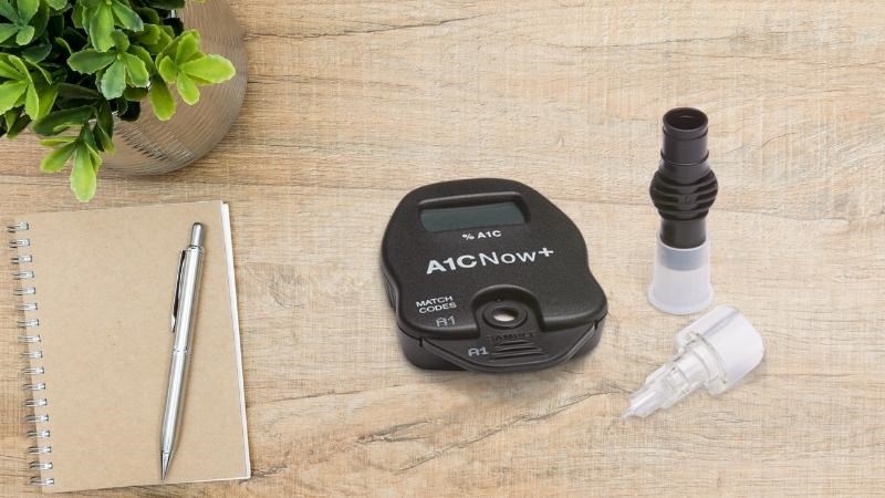 Đo HbA1c tại nhà cần lấy máu trộn với dung dịch đệm trước khi đặt mẫu lên que thử